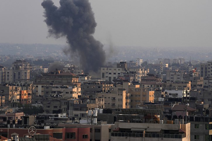Gaza sous les frappes aériennes israéliennes, samedi. © KEYSTONE/AP/Adel Hana