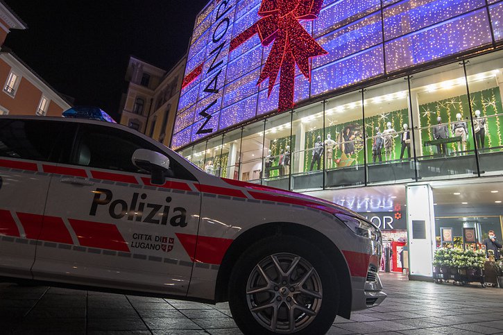 L'accusée avait attaqué deux femmes dans un grand magasin de Lugano en novembre 2020 (archives). © KEYSTONE/Ti-Press/PABLO GIANINAZZI