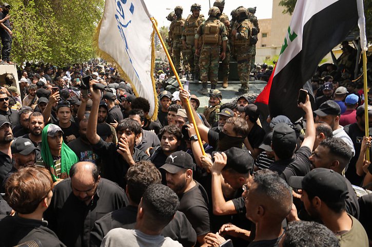 Les partisans de Moqtada Sadr campent depuis un mois aux abords du Parlement (archives). © KEYSTONE/AP/Hadi Mizban