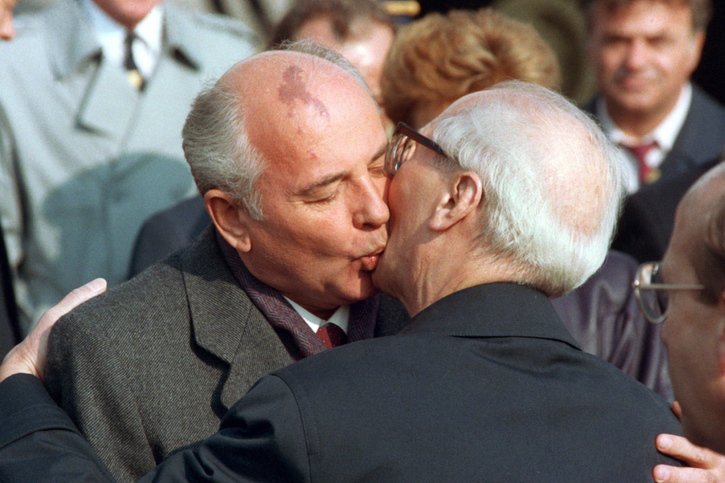 Parmi les moments forts de Mikhaïl Gorbatchev, on compte le célébrissime baiser échangé avec le dirigeant de l'Allemagne de l'Est Erich Honecker en 1989 quelques semaines avant la chute du mur de Berlin (archives). © KEYSTONE/EPA/WOLFGANG KUMM