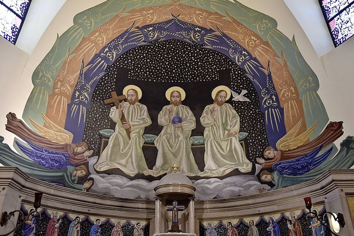 La Trinité de Gino Severini, dans l’église de Semsales. Le Saint-Esprit y est représenté sous forme humaine, doté d’une colombe.  © Cath.ch