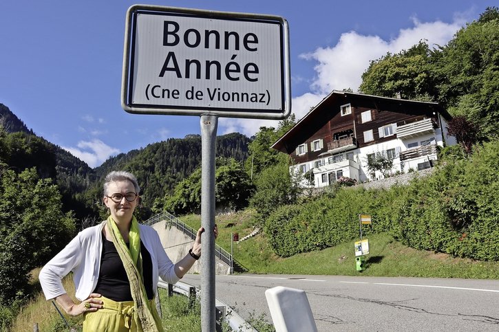 Selon la présidente de Vionnaz, Valérie Bressoud Guérin, quelques photos du panneau routier du hameau se trouvent dans les médias autour de Nouvel An.  © Dan Steiner
