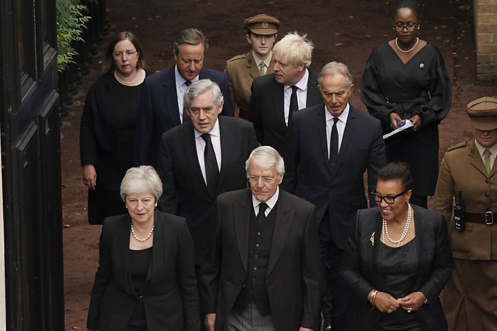 Les anciens premiers ministres Theresa May, John Major, Gordon Brown, Tony Blair, David Cameron et Boris Johnson faisaient partie du Conseil d'accession. © KEYSTONE/AP/Joe Giddens
