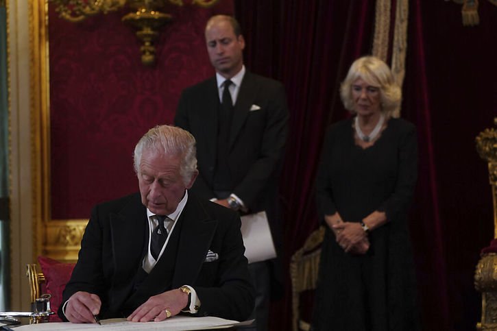 Le roi Charles III a prêté serment en tant que nouveau roi, une déclaration qu'il a ensuite signée. © KEYSTONE/AP/Victoria Jones