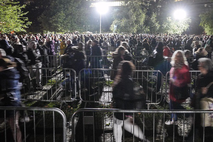 La queue n'a pas désenflé durant la nuit. © KEYSTONE/AP/Martin Meissner