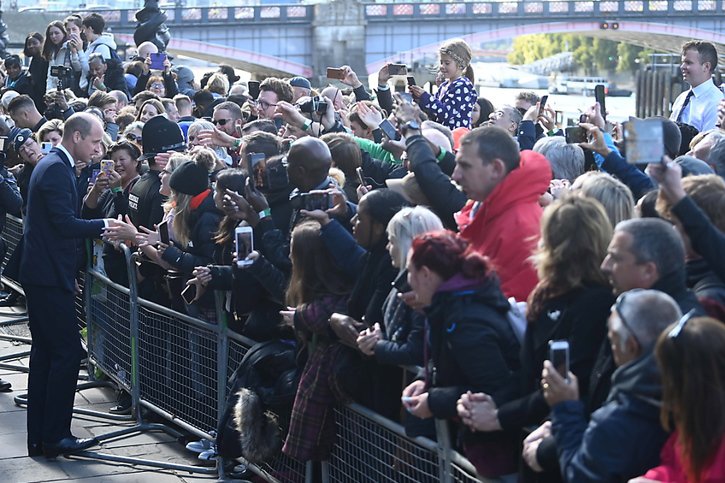 Le prince William salue la foule venue saluer une dernière fois la reine. © KEYSTONE/EPA/NEIL HALL