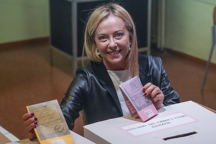 Giorgia Meloni est en passe de devenir la première femme cheffe du gouvernement en Italie. © KEYSTONE/AP/Alessandra Tarantino