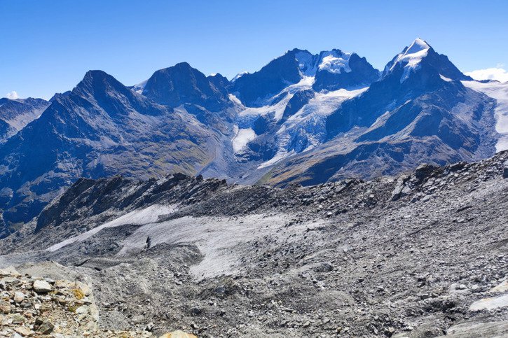 Les petits glaciers, au premier plan les restes du Vadret da l'Alp Ota dans les Grisons, ont particulièrement souffert durant l'été 2022. Bien qu'il y ait encore de la glace morte, elle est de plus en plus recouverte de débris instables et n'est presque plus reconnaissable en tant que glacier. © M. Huss / Akademie der Naturwissenschaften Schweiz (SCNAT)