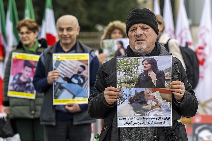 A l'image de celle-ci à Genève jeudi, plusieurs manifestations de soutien aux femmes iraniennes ont eu lieu dans le monde, tandis qu'en Iran les autorités accentuent la pression sur les célébrités, journalistes compris. © KEYSTONE/MARTIAL TREZZINI