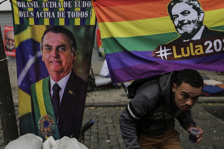 Alors que la campagne bat son plein, les deux candidats Lula et Bolsonaro débattent pour la dernière fois à la télévision. © KEYSTONE/EPA/Antonio Lacerda