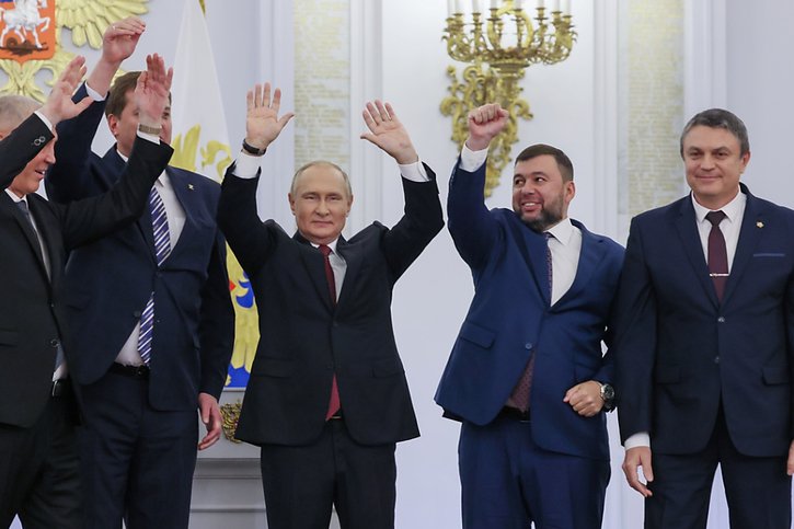 Le président russe et les quatre dirigeants prorusses ont ensuite joint leurs mains avant de scander "Russie!" à l'unisson avec la salle, selon les images retransmises à la télévision. "Un véritable moment historique", a commenté le présentateur de la chaîne Rossiya 24. © KEYSTONE/AP/Mikhail Metzel