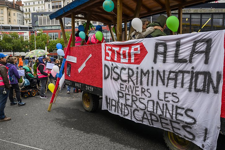 Une centaine de manifestants se sont mobilisés samedi à Lausanne pour soutenir les droits des personnes en situation de handicap. © KEYSTONE/JEAN-CHRISTOPHE BOTT