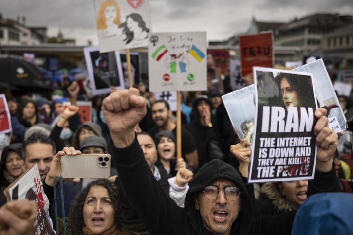 A Zurich, plus d'un millier de personnes ont participé samedi à une manifestation de solidarité pour soutenir les femmes en Iran. © Keystone/MICHAEL BUHOLZER