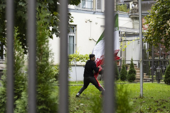 A Berne, un manifestant s'est introduit sur le site de l'ambassade d'Iran et a enlevé un drapeau de son mât, avant d'être interpelé par la police. © KEYSTONE/PETER KLAUNZER