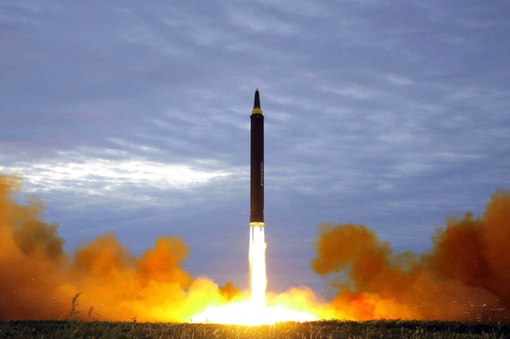 Selon le ministre japonais de la défense, le missile lancé par Pyongyang pourrait être un Hwasong-12, déjà tiré "à quatre reprises" par le passé (archives). © KEYSTONE/AP