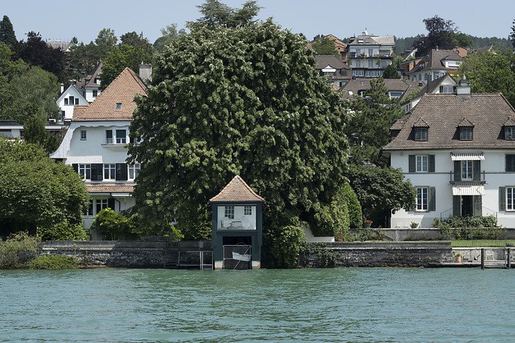 La forte demande d'espace habitable et l'offre limitée continuent de stimuler le marché immobilier suisse, malgré la fin de la politique des taux d'intérêts négatifs (archives). © KEYSTONE/CHRISTIAN BEUTLER