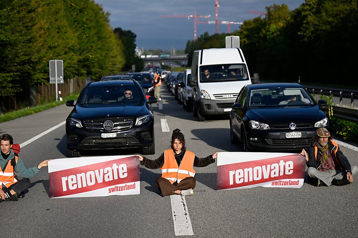 Renovate Switzerland a lancé une nouvelle opération de blocage d'autoroute, ce matin à l'entrée de Lausanne. © KEYSTONE/LAURENT GILLIERON