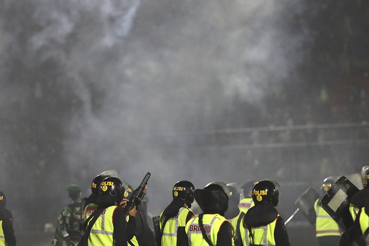 La police aurait fait un mauvais usage des gaz lacrymogènes. © KEYSTONE/EPA/H. PRABOWO