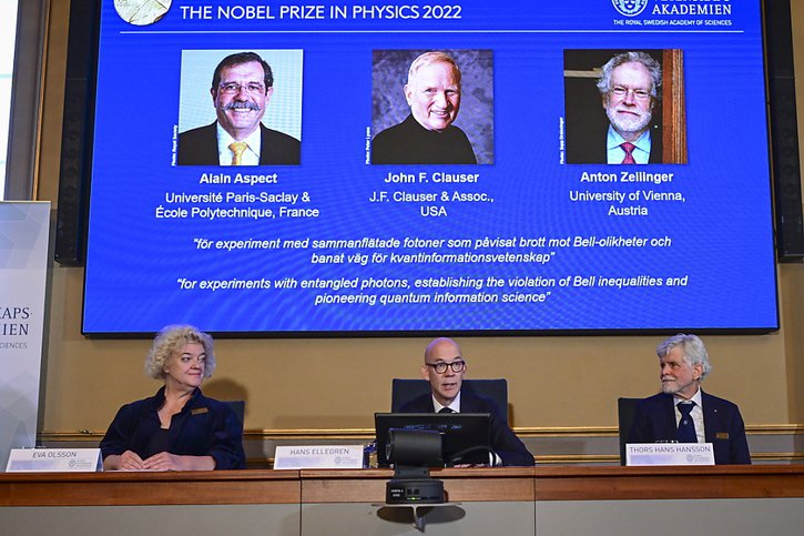 Le Français Alain Aspect, l'Américain John Clauser et l'Autrichien Anton Zeilinger sont les lauréats du Nobel de physique 2022. Une récompense attendue pour ces trois pionniers de la physique quantique. © KEYSTONE/EPA/Jonas Ekstromer