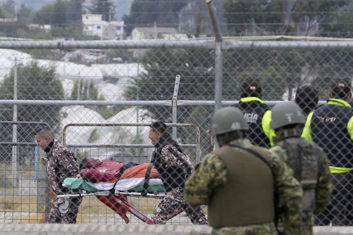 Les affrontements dans la prison de Latacunga ont fait au moins seize morts et des dizaines de blessés. © KEYSTONE/AP/Dolores Ochoa