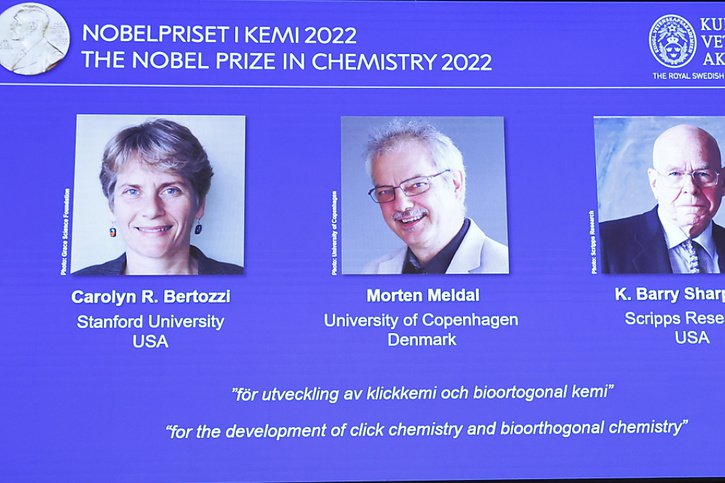 Le Danois Morten Meldal et les Américains Carolyn Bertozzi et Barry Sharpless sont récompensés du Prix Nobel pour le développement de la "chimie clic". © KEYSTONE/AP/Christine Olsson/TT
