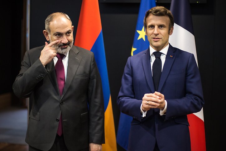 Le Premier ministre arménien Nikol Pachinian, ici en compagnie du président de la France Emmanuel Macron (archives). © KEYSTONE/EPA POOL/CHRISTOPHE PETIT TESSON / POOL