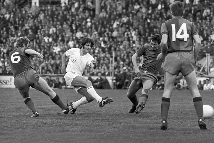 Jürgen Sundermann (no 6) lors de la finale de la Coupe 1970 contre Zurich © KEYSTONE/WALTER RUTISHAUSER