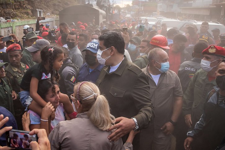 Le président du Venezuela Nicolas Maduro (au centre) s'est rendu sur les lieux du drame lundi. © KEYSTONE/EPA/Miguel Gutierrez