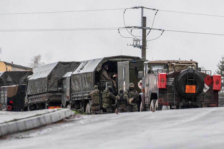 Soldats et policiers polonais à Przewodow, où le missile est tombé. © KEYSTONE/EPA/WOJTEK JARGILO