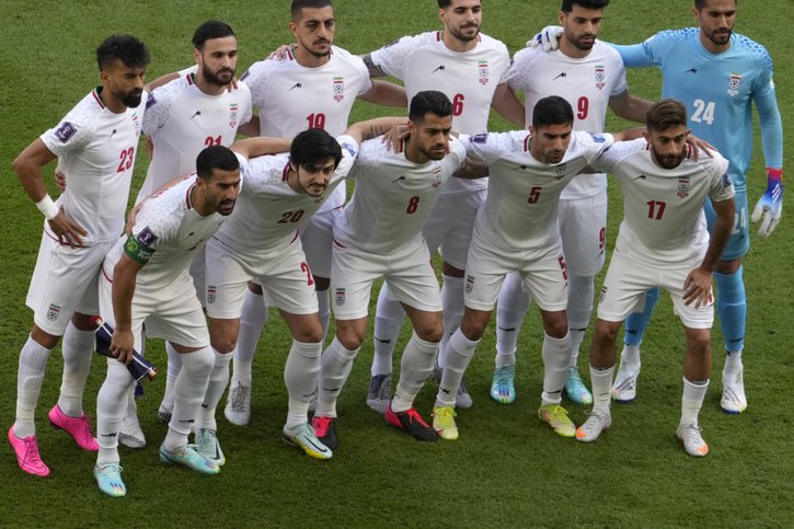Les joueurs de l'équipe d'Iran ont chanté leur hymne avant le match contre le Pays de Galles. © KEYSTONE/AP/Manu Fernandez