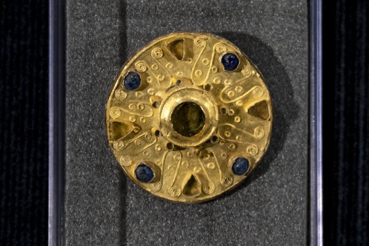 Cette fibule à disque en or, "une pièce exceptionnelle, selon l'archéologue cantonal Guido Lassau, a été découverte à Bâle dans une tombe datant du 7e siècle. © KEYSTONE/GEORGIOS KEFALAS