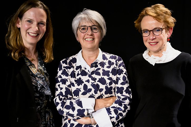 Evi Allemann (gauche), Elisabeth Baume-Schneider (centre), et Eva Herzog (droite) sont les trois candidates en lice pour succéder à Simonetta Sommaruga (archives). © KEYSTONE/JEAN-CHRISTOPHE BOTT