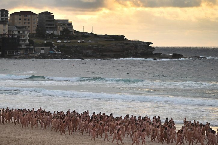 2500 personnes ont posé nu samedi sur la célèbre Bondi Beach de Sydney pour sensibiliser au cancer de la peau. © KEYSTONE/EPA/DEAN LEWINS
