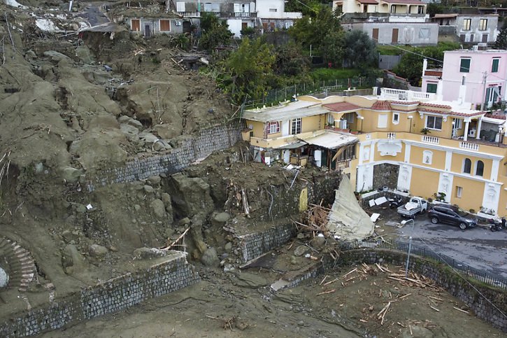 Une dizaine de personnes restent portées disparues après le glissement de terrain à Ischia. © KEYSTONE/AP/Salvatore Laporta