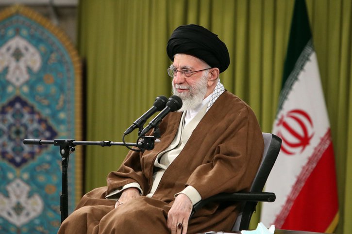Arrêtée, la nièce du guide suprême Ayatollah Ali Khamenei est accusée d'avoir accusé le pouvoir de régime assassin. © KEYSTONE/AP