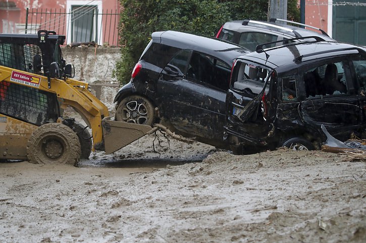 Au moins sept victimes ont pour l'heure été retrouvées dans les décombres. © KEYSTONE/AP/Salvatore Laporta