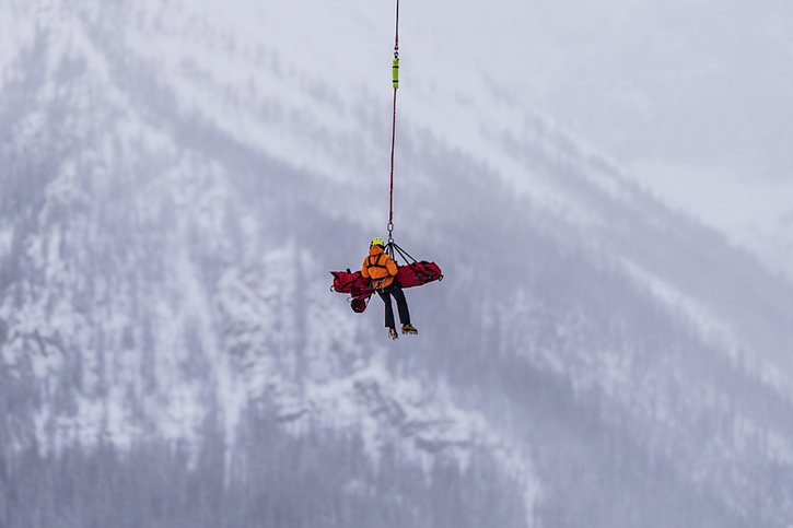 Mauro Caviezel héliporté après sa terrible chute © KEYSTONE/EPA/Nick Didlick
