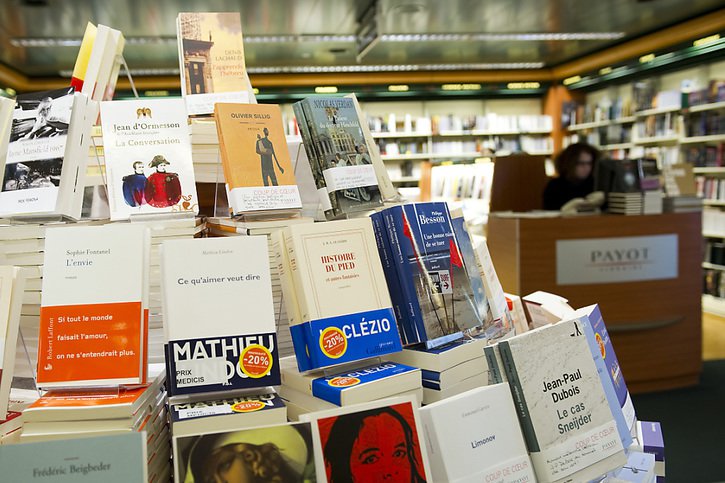 Pascal Vandenberghe dépose un recours mardi contre le gouvernement valaisan : les librairies Payot ont été exclues d'une opération de soutien visant à faire revenir les clients dans les librairies (photo prétexte). © KEYSTONE/JEAN-CHRISTOPHE BOTT