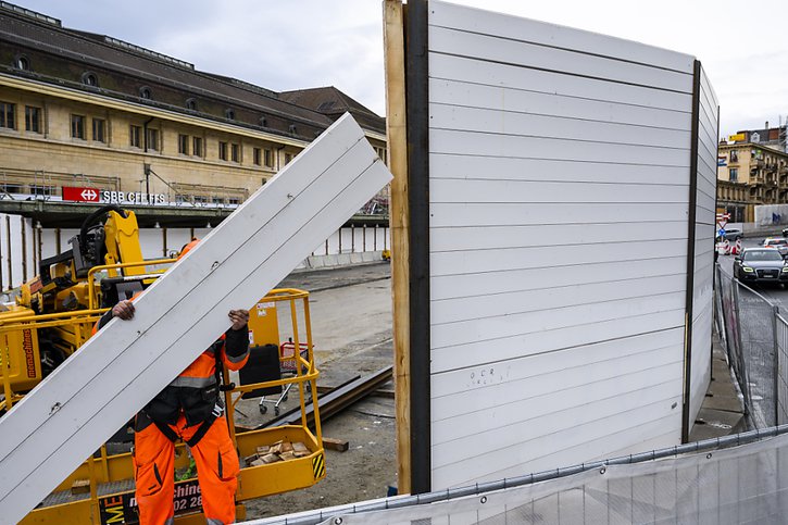 Les palissades sur la place de la Gare CFF à Lausanne laisseront la place à des aménagements provisoires et à des animations en attendant la reprise du chantier. © KEYSTONE/JEAN-CHRISTOPHE BOTT