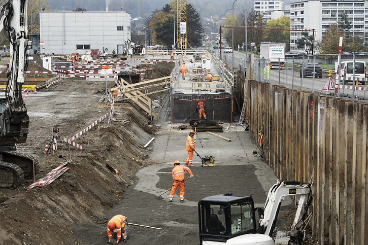 Les travailleurs de la construction devraient voir leurs salaires augmentés (image d'illustration). © KEYSTONE/CHRISTIAN BEUTLER