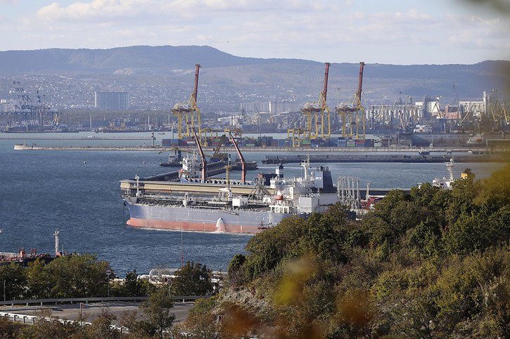 Un tanker à Novorossiysk, un des principaux sites pétroliers du sud de la Russie. © KEYSTONE/AP