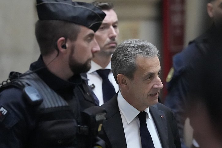 L'ex-président français Nicolas Sarkozy arrive au tribunal pour son procès en appel. © KEYSTONE/AP/Francois Mori