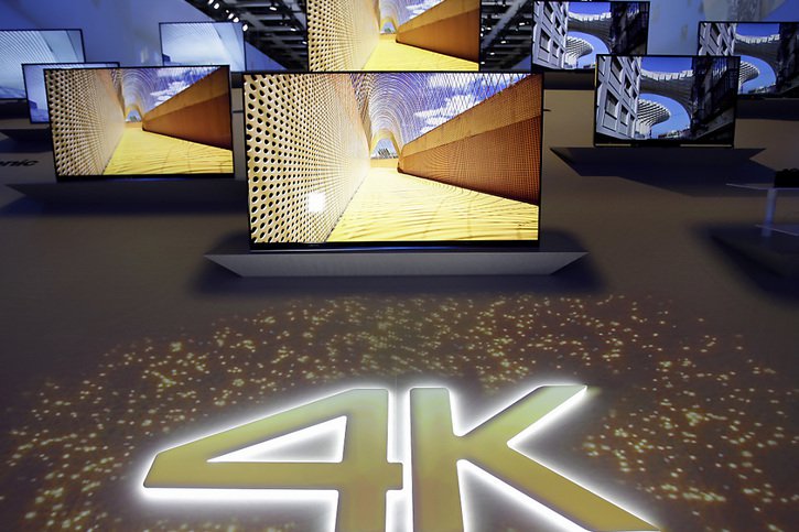La 4K constitue aujourd'hui la norme en matière de télévision. La résolution 8K des appareils haut de gamme représente non seulement un gaspillage d'argent, mais aussi d'énergie. (archives) © KEYSTONE/AP/MICHAEL SOHN