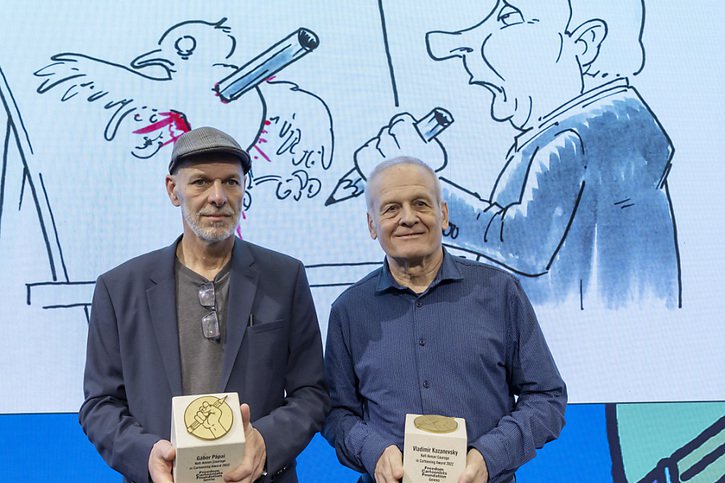 Les co-lauréats du prix Freedom Cartoonistes Foundation Gábor Pápai (gauche) et Vladimir Kazanevsky sont les invités de la nouvelle exposition de la Maison du dessin de presse à Morges, qui porte un regard sur la guerre en Ukraine (archives). © KEYSTONE/SALVATORE DI NOLFI