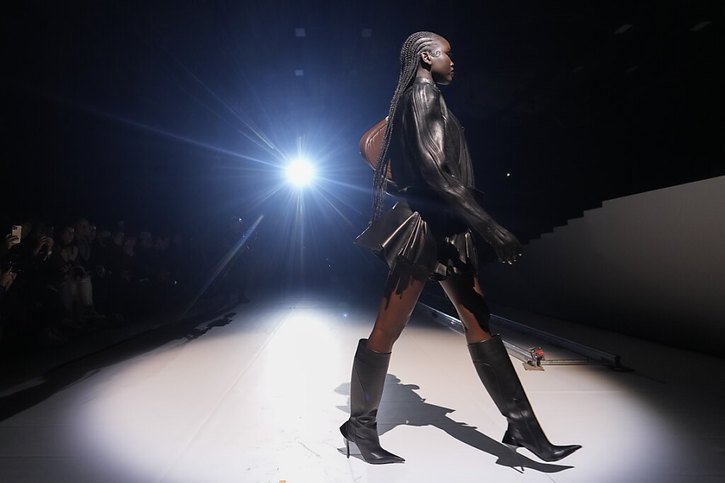 Un mannequin porte une création dans le cadre de la collection Mugler Haute Couture printemps-été 2023 présentée à Paris, © KEYSTONE/AP/Thibault Camus