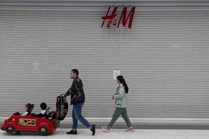 La fermeture des magasins H&M en Russie a notamment pesé sur les résultats du groupe, tout comme la restructuration en cours. (Archives) © KEYSTONE/EPA/ANATOLY MALTSEV
