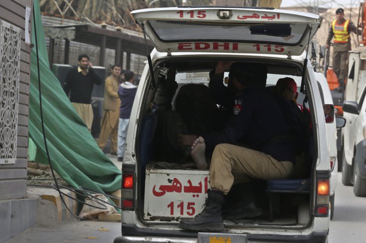 Les victimes blessées d'un attentat-suicide sont transportées vers un hôpital à Peshawar au Pakistan lundi. Un kamikaze a fait exploser une bombe dans une mosquée, tuant plusieurs personnes et blessant d'autres fidèles, selon des responsables. © KEYSTONE/AP/Muhammad Sajjad