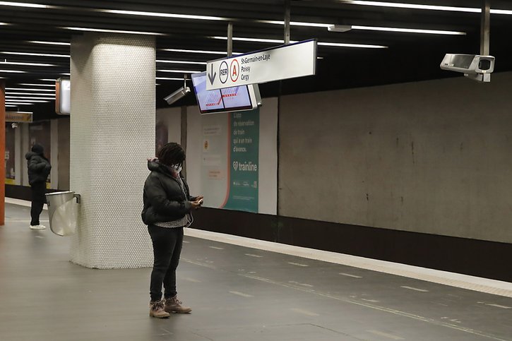 La grève est très suivie dans les transports avec une circulation des métros et RER "très perturbée" en région parisienne. © KEYSTONE/EPA/TERESA SUAREZ