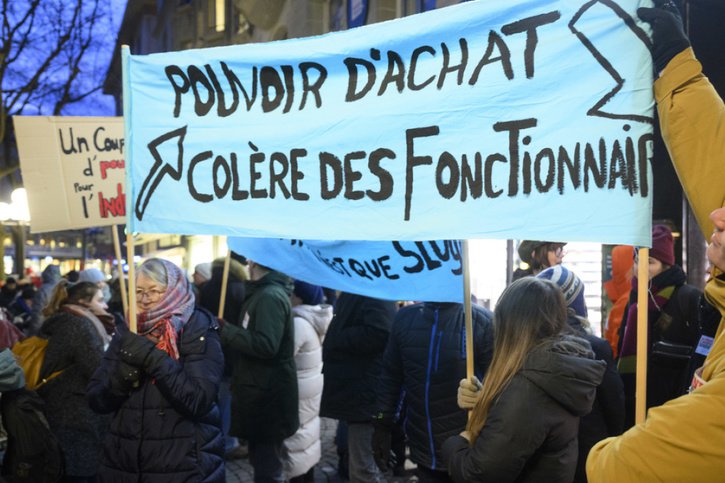 Les employés de l'Etat de Vaud avaient été plus de 3000 à manifester lundi 23 janvier. Seront-ils aussi nombreux voire plus nombreux ce mardi? © Keystone/LAURENT GILLIERON