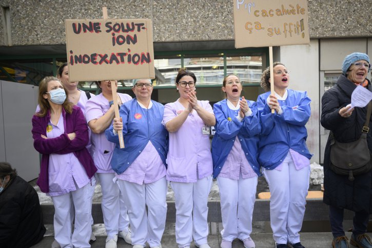 Le personnel du plus grand employeur du Canton de Vaud a été invité à participer en nombre à la manifestation prévue en fin de journée. © Keystone/LAURENT GILLIERON